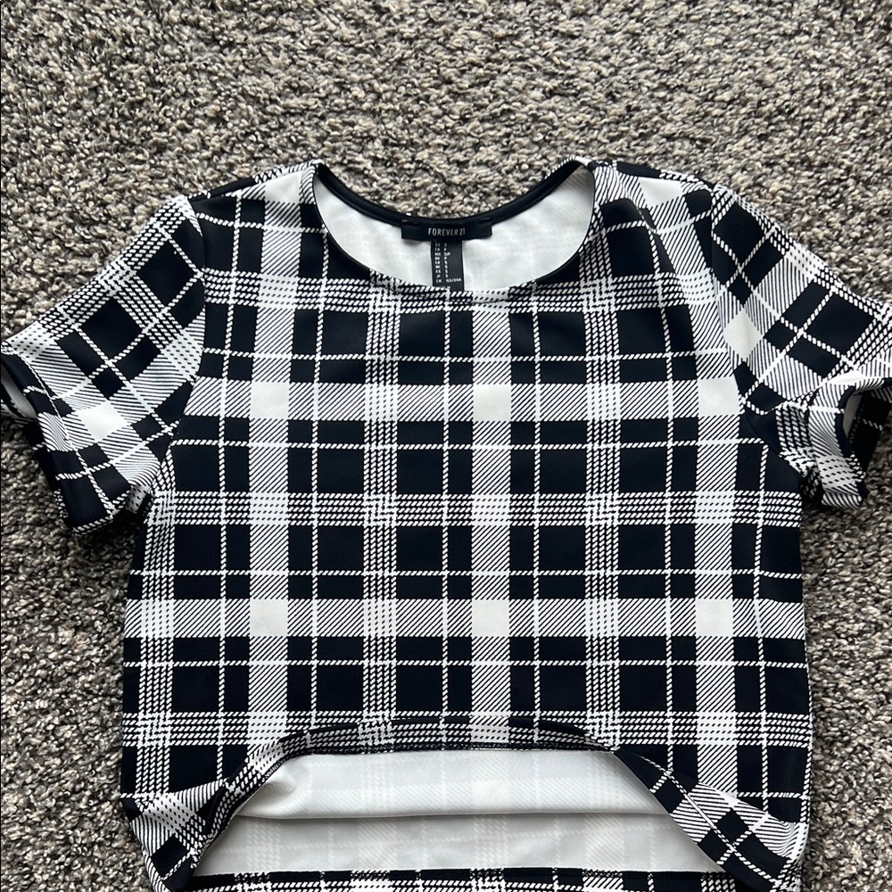 Forever 21 Black and White Plaid Short Sleeve crop Top